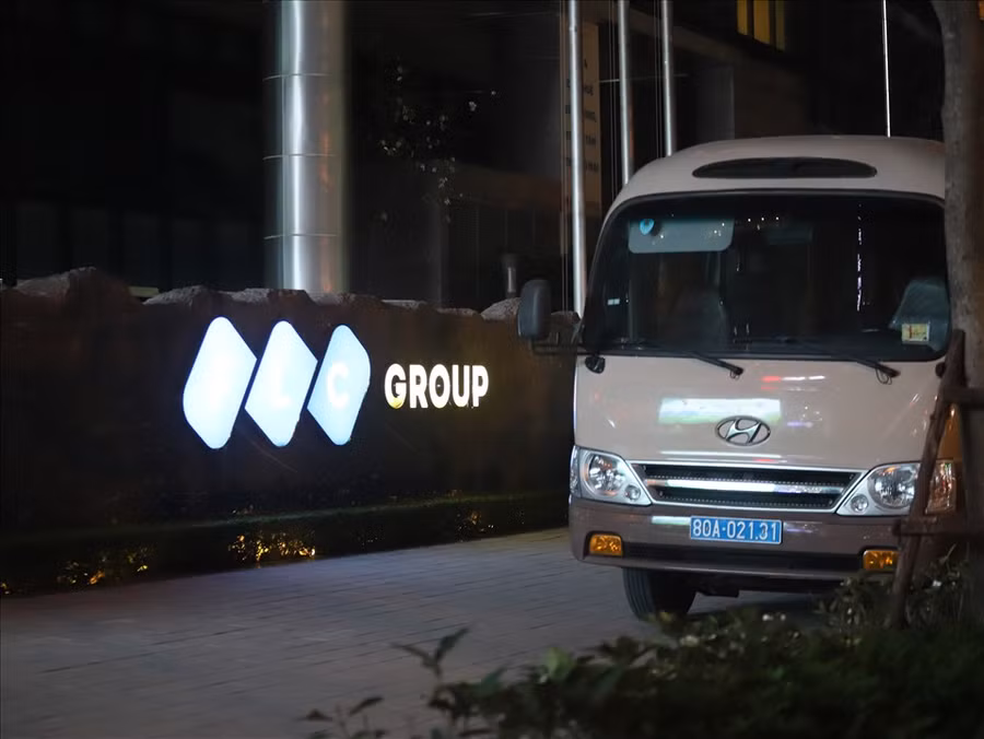 Nhiều xe biển xanh và cán bộ công an có mặt tại toà nhà FLC ,265 Cầu Giấy.