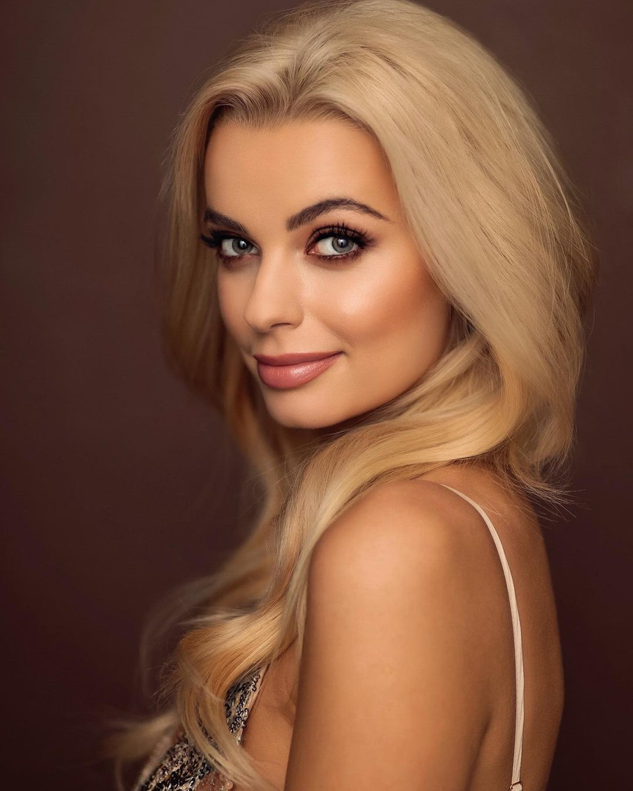 Sau khi đăng quang, Karolina Bielawska trở thành tâm điểm chú ý của cộng đồng fan sắc đẹp quốc tế. Tân Hoa hậu Thế giới sinh năm 1999, cô được ví như búp bê nhờ sở hữu gương mặt xinh xắn với hàng chân mày sắc nét, đôi mắt xanh hút hồn, mũi cao, bờ môi dày với tỉ lệ hoàn hảo và nụ cười mê đắm. Ảnh: Instagram NV