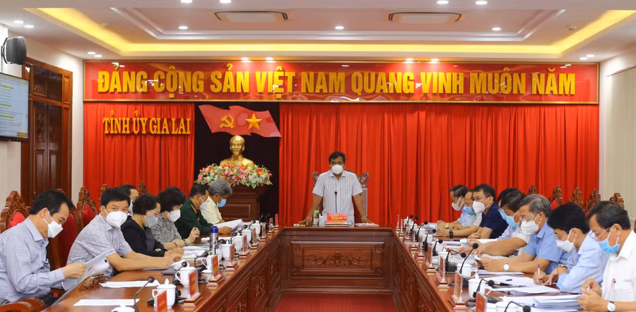 Quang cảnh Hội nghị (chuyên đề) của Ban Thường vụ Tỉnh ủy nghe Ban cán sự Đảng UBND tỉnh báo cáo về quy hoạch sử dụng đất đến năm 2030 và kế hoạch sử dụng đất năm đầu của quy hoạch sử dụng đất cấp huyện. Ảnh: Hồng Thương