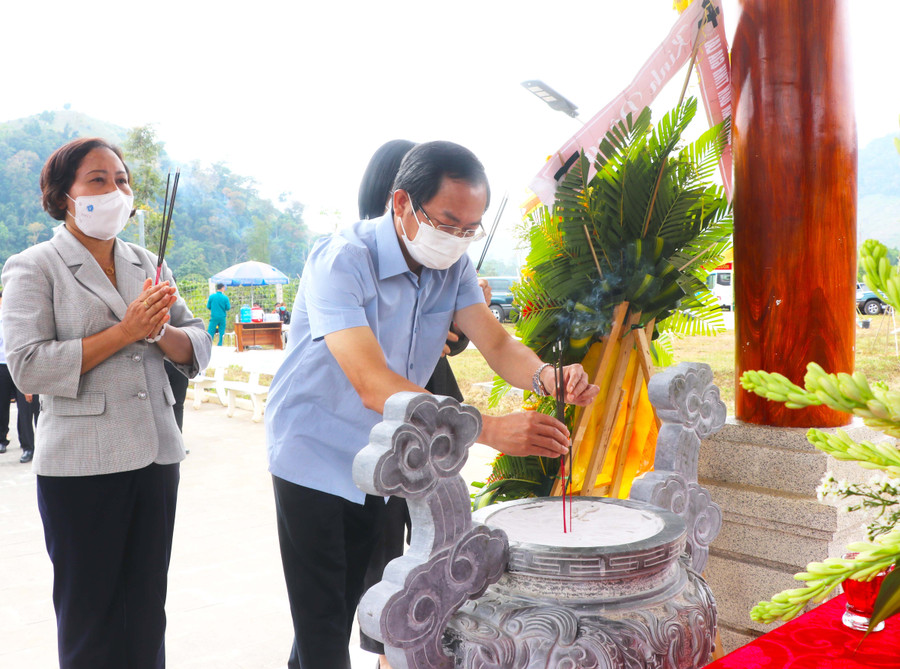 Các đồng chí lãnh đạo tỉnh Gia Lai dâng hương bày tỏ lòng biết ơn vô hạn đối với thế hệ cán bộ, đảng viên đã từng công tác tại cơ quan HĐND cách mạng và UBND cách mạng tỉnh trong cuộc kháng chiến chống Mỹ cứu nước. Ảnh: Ngọc Minh