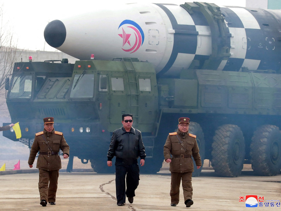 Nhà lãnh đạo Kim Jong-un (giữa) xuất hiện gần tên lửa mới của Triều Tiên. Ảnh: Reuters Nhà lãnh đạo Kim Jong-un (giữa) xuất hiện gần tên lửa mới của Triều Tiên. Ảnh: Reuters