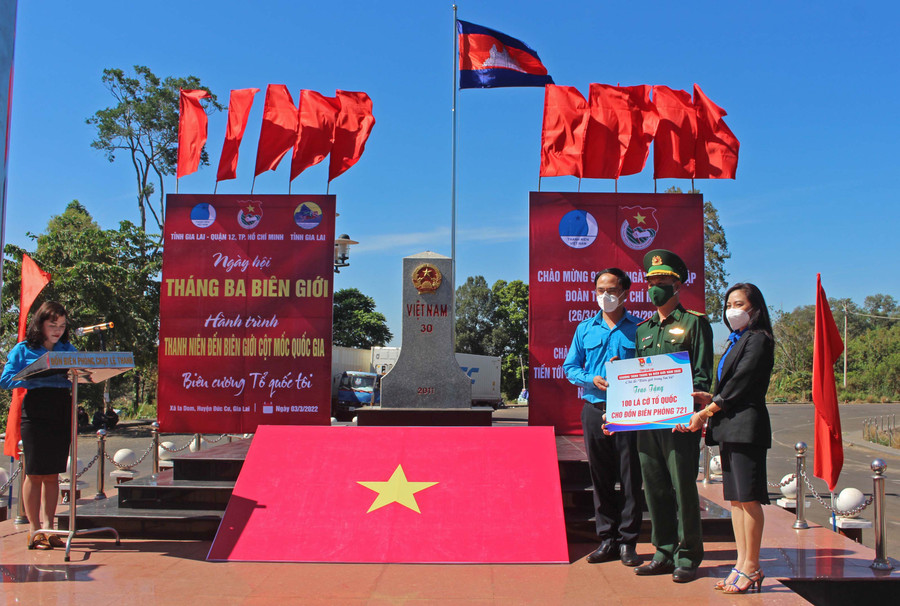 Hội LHTN Việt Nam tỉnh, Đoàn khối các Cơ quan và Doanh nghiệp tỉnh tặng 100 lá cờ Tổ quốc cho Đồn Biên phòng Cửa khẩu Quốc tế Lệ Thanh. Ảnh: Phan Lài