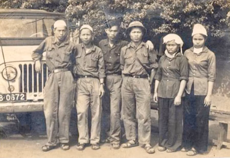 Y tá Đặng Thị Lượng (bìa phải) cùng các y-bác sĩ đội phẫu tiền phương (ảnh nhân vật cung cấp).