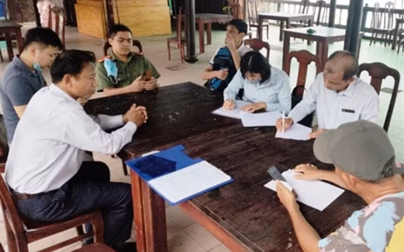 Đoàn kiểm tra liên ngành Khánh Hòa lập biên bản vi phạn đối với tour du lịch “chui” trên đảo Hoa Lan. Ảnh: Báo Văn hóa