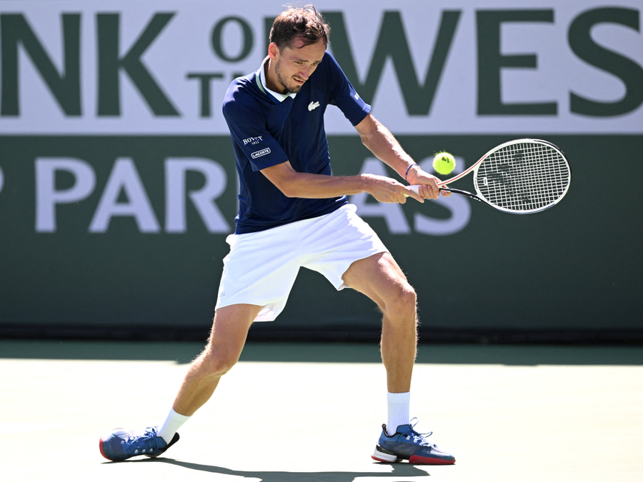 Medvedev mất ngôi số 1 thế giới về tay Djokovic. Ảnh: REUTERS