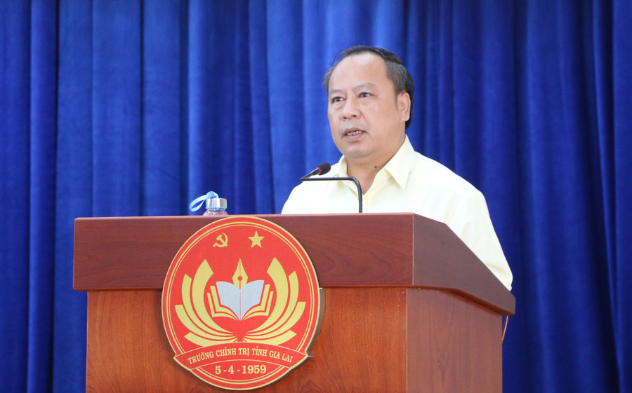 Phó Bí thư Thường trực Tỉnh ủy, Trưởng đoàn đại biểu Quốc hội tỉnh, Chủ tịch Hội đồng thi Châu Ngọc Tuấn phát biểu khai mạc kỳ thi. Ảnh: Quang Tấn Phó Bí thư Thường trực Tỉnh ủy, Trưởng đoàn đại biểu Quốc hội tỉnh, Chủ tịch Hội đồng thi phát biểu khai mạc kỳ thi. Ảnh: Quang Tấn
