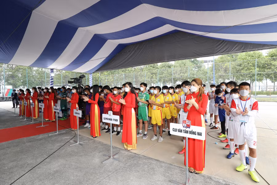 Hào hứng khai mạc giải U.13 quốc tế Việt Nam - Nhật Bản. Ảnh: Hà Phương