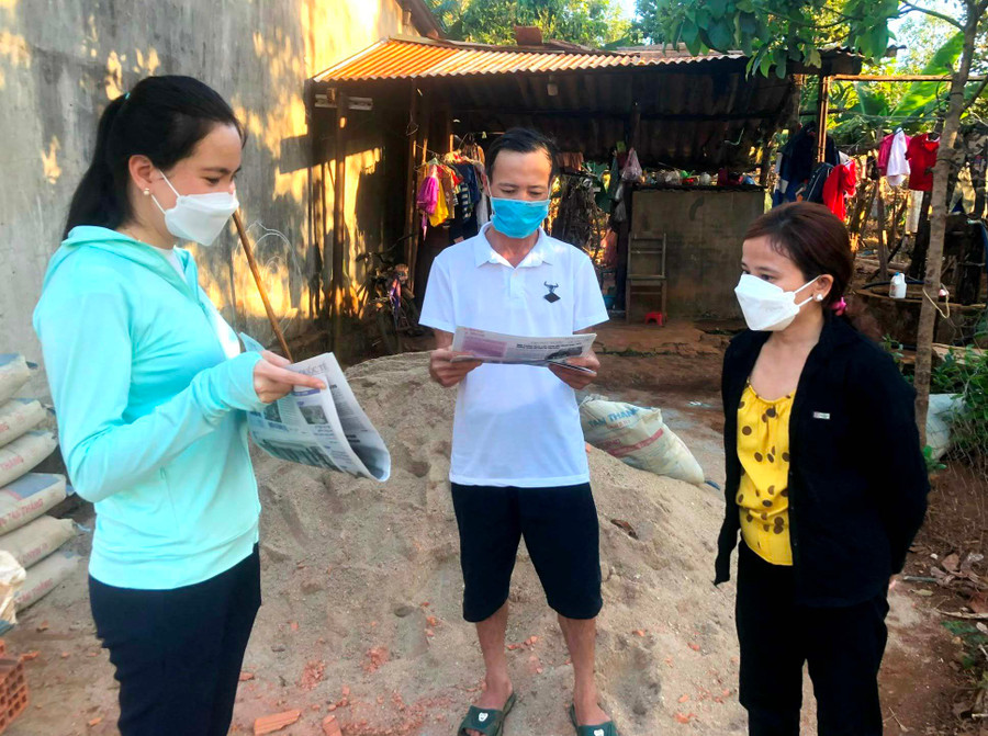 Cán bộ thị trấn Ia Kha tuyên truyền gia đình anh Nguyễn Đình Vân (tổ dân phố 3) về mô hình phát triển kinh tế. Ảnh: Hà Tây