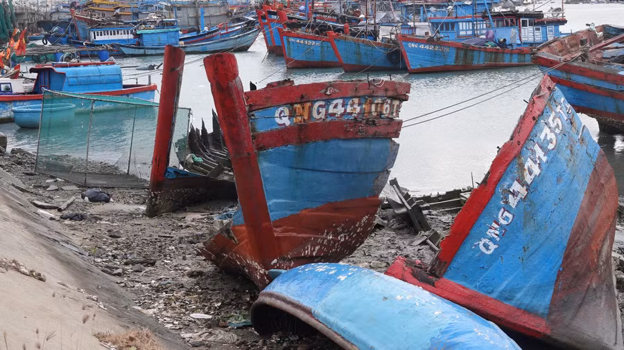 Người dân không buồn dọn con thuyền bị hỏng ở cảng Sa Huỳnh. Ảnh: Phạm Anh