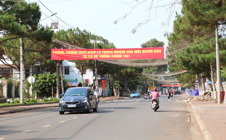 Băng rôn khuyến cáo người dân nêu cao tinh thần phòng-chống dịch Covid-19 trên đường Trần Hưng Đạo (TP. Pleiku). Ảnh: Quang Tấn Ảnh: Quang Tấn