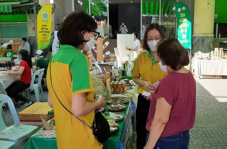  Sản phẩm lá xông bán chạy nên tạo thêm được nguồn thu nhập cho người dân địa phương. Ảnh: T.L