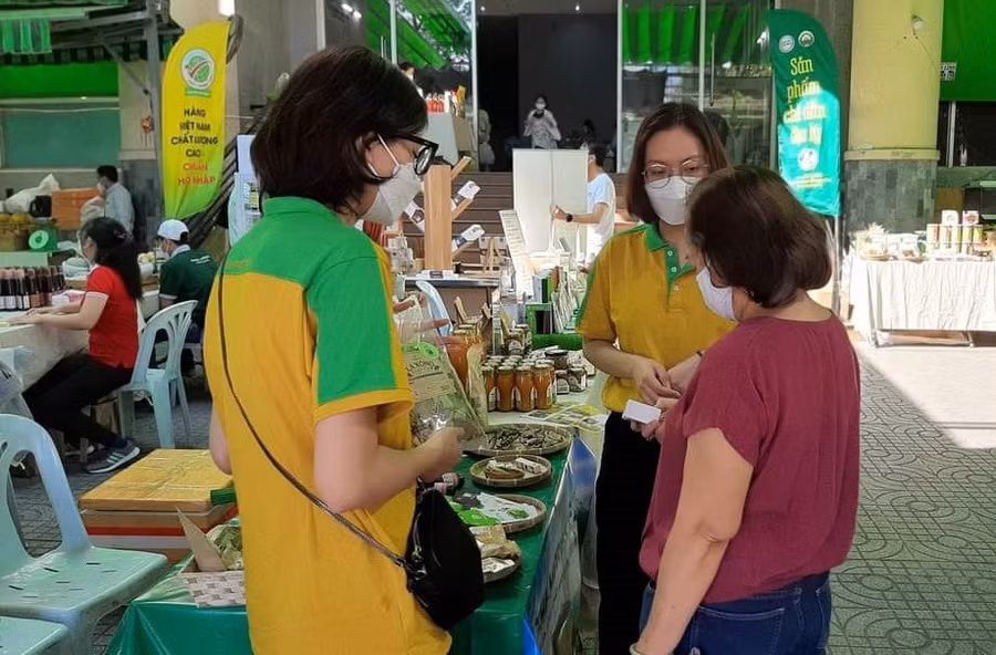  Sản phẩm lá xông bán chạy nên tạo thêm được nguồn thu nhập cho người dân địa phương. Ảnh: T.L