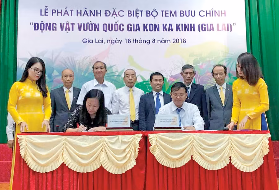 Lễ phát hành đặc biệt bộ tem bưu chính “Động vật Vườn Quốc gia Kon Ka Kinh”. Ảnh: Huệ Trần