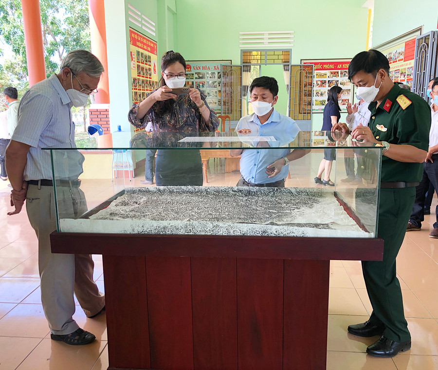 Những dòng chữ ở bia Chăm Tư Lương được dập qua giấy bản và bảo quản trong tủ kính. Ảnh: Ngọc Minh Những dòng chữ ở bia Chăm Tư Lương được dập qua giấy bản và bảo quản trong tủ kính. Ảnh: Ngọc Minh.