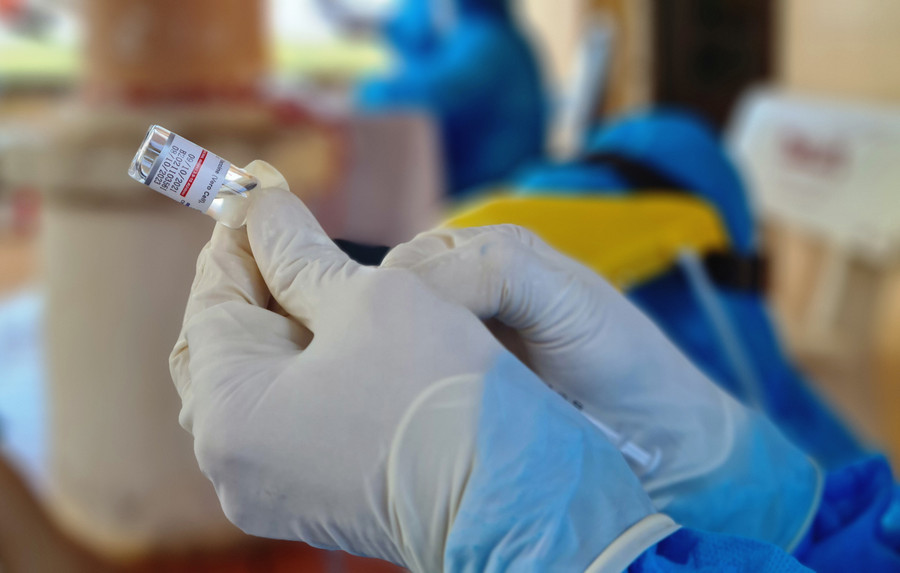 Chuẩn bị mũi tiêm phòng vắc xin Covid-19. Ảnh: Bá Bính