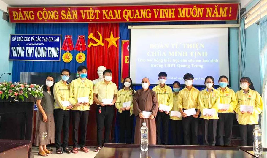Đại diện chùa Minh Tịnh (TP. Quy Nhơn, tỉnh Bình Định) trao 40 suất học bổng cho các em học sinh nghèo vượt khó học giỏi của Trường THPT Quang Trung. Ảnh: An Phát Chùa Minh Tịnh (TP. Quy Nhơn, tỉnh Bình Định) trao 40 suất học bổng cho các em học sinh nghèo vượt khó học giỏi của Trường THPT Quang Trung. Ảnh: An Phát
