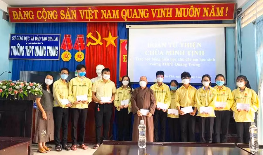 Chùa Minh Tịnh (TP. Quy Nhơn, tỉnh Bình Định) trao 40 suất học bổng cho các em học sinh nghèo vượt khó học giỏi của Trường THPT Quang Trung. Ảnh: An Phát