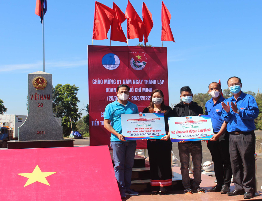 Tỉnh Đoàn, Hội LHTN Việt Nam tỉnh, Hội LHTN Việt Nam Công ty TNHH một thành viên Cao su Chư Păh và Công ty TNHH một thành viên Cao su Mang Yang trao tặng mô hình sinh kế cho thanh niên xã Ia Dom (huyện Đức Cơ). Ảnh: Phan Lài