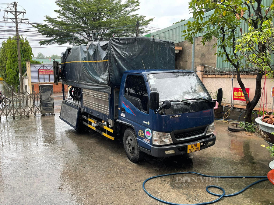 Các đối tượng dùng xe tải để chở 5 chiếc xe máy đi từ Bình Dương về An Giang tiêu thụ. Ảnh: V.D