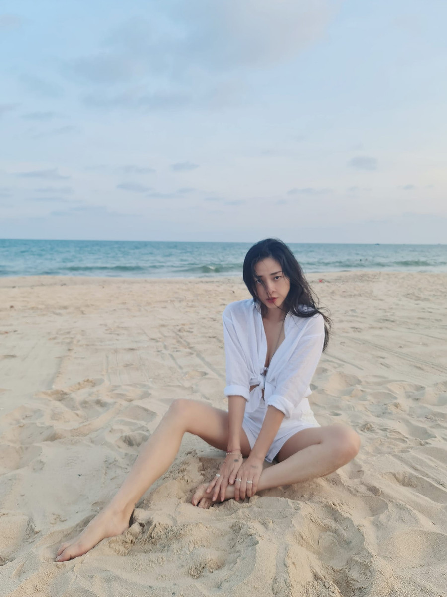 Thông tin này nhanh chóng nhận được sự quan tâm của cư dân mạng. Mặc dù có sự chênh lệch tuổi tác song nhiều người nhận xét Ngô Thanh Vân đẹp đôi khi đứng cạnh Huy Trần. Ở tuổi ngoài 40, cô vẫn sở hữu vẻ ngoài trẻ trung, xinh đẹp không kém gì các mỹ nhân trong showbiz. Ảnh: FBNV