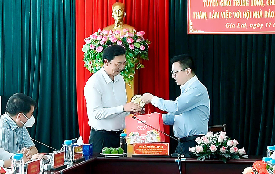 Tổng Biên tập Lê Quốc Minh (bìa phải) tặng biểu trưng Báo Nhân Dân cho Báo Gia Lai. Ảnh: Đức Thụy Tổng Biên tập Lê Quốc Minh tặng biểu trưng Báo Nhân Dân cho Báo Gia Lai. Ảnh: Đức Thụy