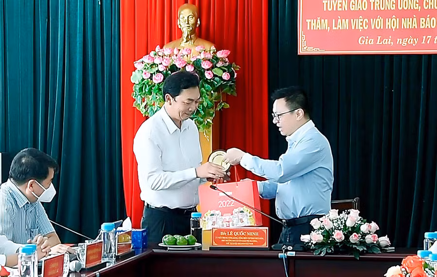 Tổng Biên tập Lê Quốc Minh tặng biểu trưng Báo Nhân Dân cho Báo Gia Lai. Ảnh: Đức Thụy