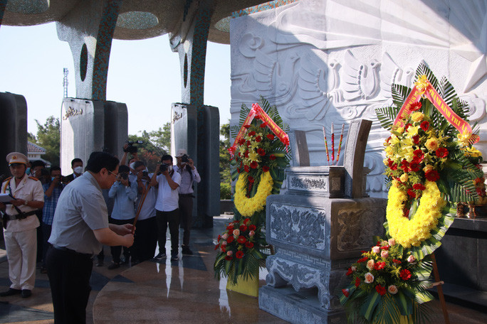 Thủ tướng viếng hương Nghĩa trang Liệt sĩ tỉnh Quảng Nam Thủ tướng viếng hương Nghĩa trang Liệt sĩ tỉnh Quảng Nam