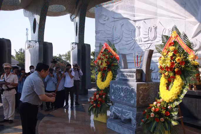 Thủ tướng viếng hương Nghĩa trang Liệt sĩ tỉnh Quảng Nam