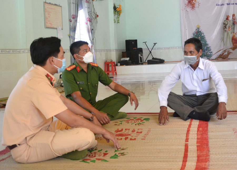 Tổ công tác Công an huyện Phú Thiện tiếp xúc tranh thủ sự giúp đỡ của ông Ksor Lý (trú tại xã Ia Hiao) là người uy tín, chức sắc tôn giáo. Ảnh: Nguyễn Hữu