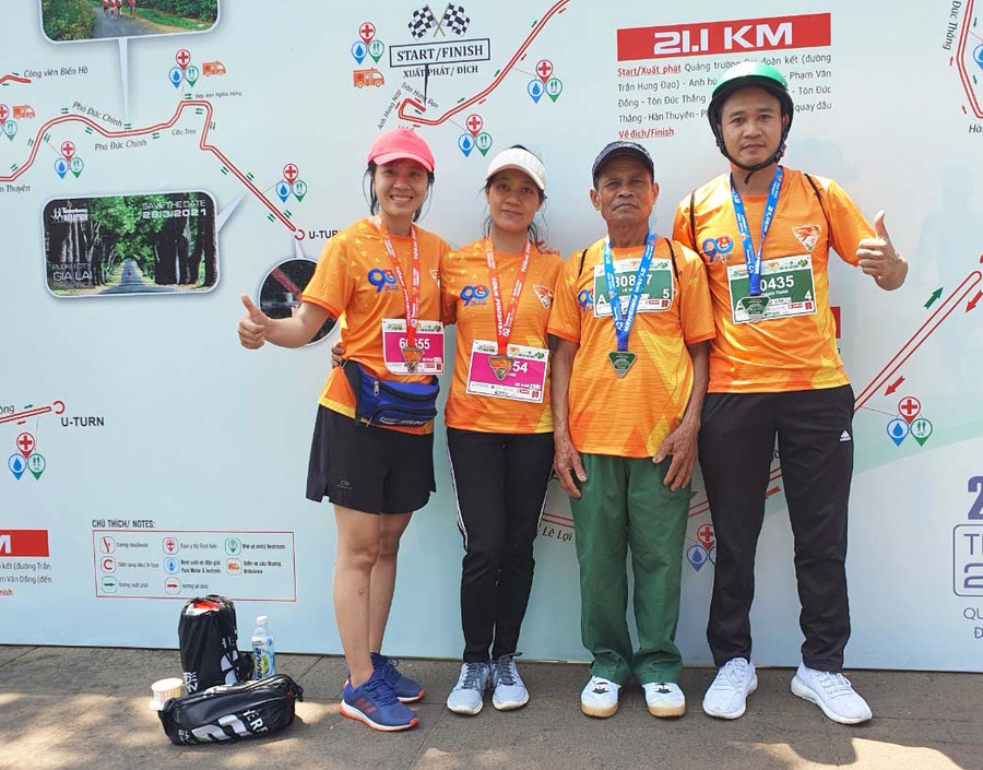 Ông Lê Văn Hà cùng các con tham gia giải chạy năm 2021 tại Phố núi Pleiku. Ảnh: Minh Châu Ông Lê Văn Hà cùng các con tham gia giải chạy năm 2021 tại phố núi Pleiku. Ảnh: Minh Châu
