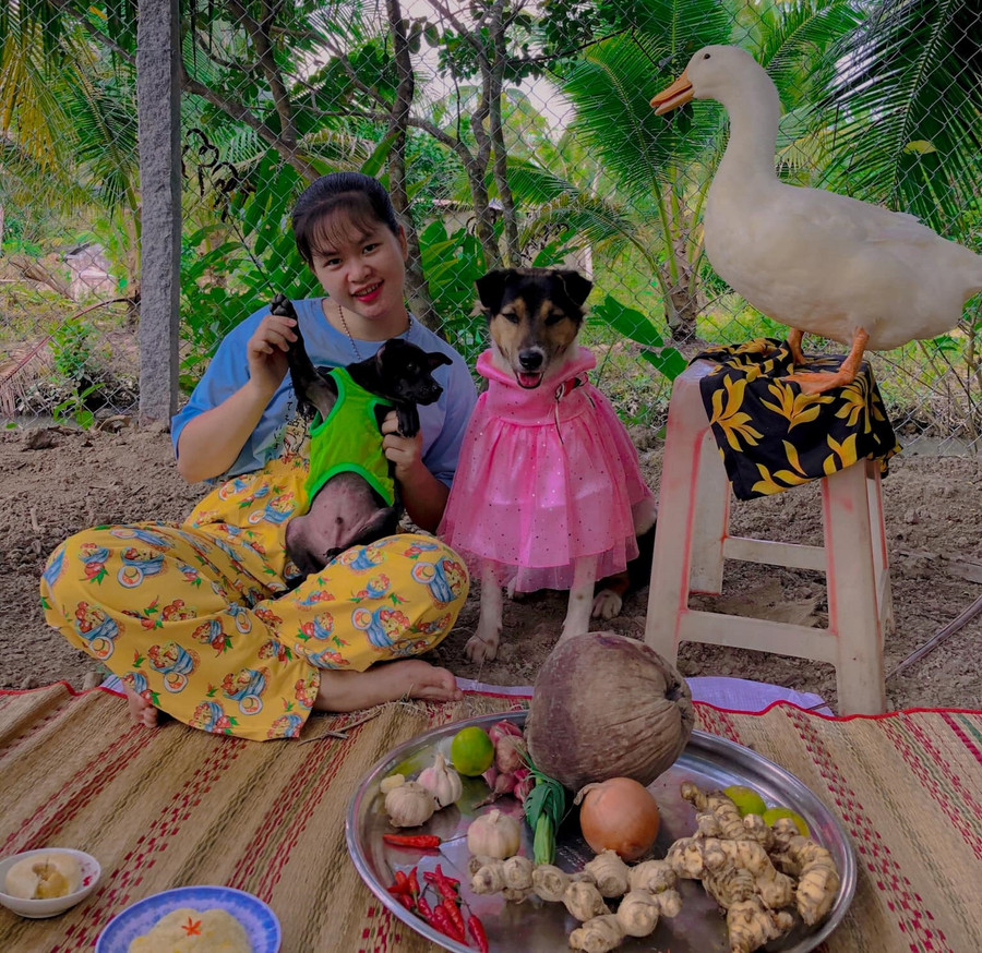 Chất giọng đậm chất miền Tây và sáng tạo đặc biệt trong nội dung khiến kênh của Trang đã thu hút hàng trăm triệu lượt xem. Ảnh: Xuân Phúc