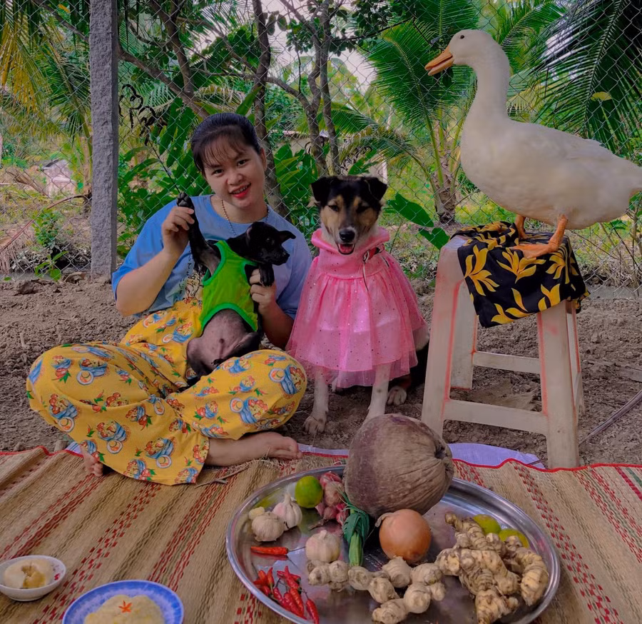 Chất giọng đậm chất miền Tây và sáng tạo đặc biệt trong nội dung khiến kênh của Trang đã thu hút hàng trăm triệu lượt xem. Ảnh: Xuân Phúc