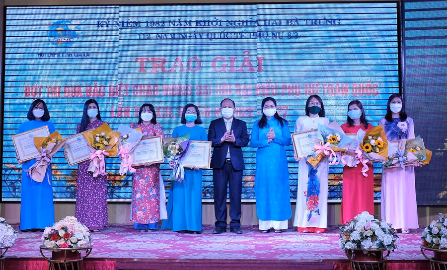 Khen thưởng các tập thể, cá nhân có công trình, phần việc xuất sắc trong phong trào thi đua. Ảnh: Minh Châu