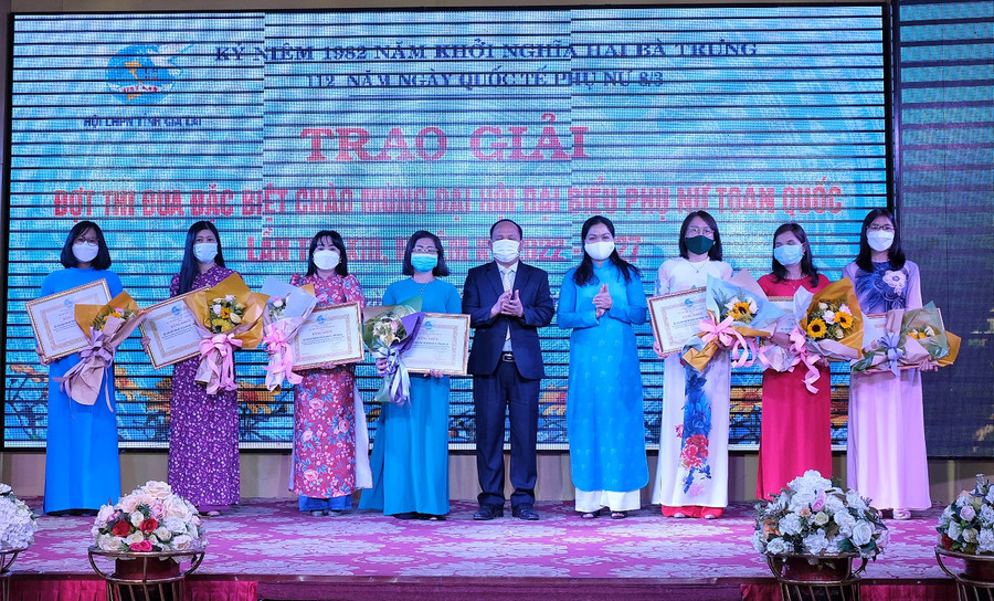 Khen thưởng các tập thể, cá nhân có công trình, phần việc xuất sắc trong phong trào thi đua. Ảnh: Minh Châu