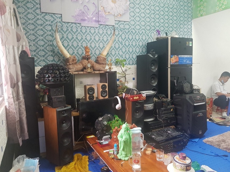 Sau khi mua chuộc được y, bác sĩ tại Bệnh viện Tâm thần T.Ư 1, Quý tự ý cải tạo phòng điều trị thành phòng 