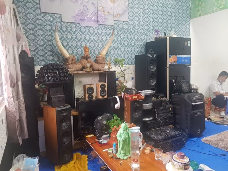 Sau khi mua chuộc được y, bác sĩ tại Bệnh viện Tâm thần T.Ư 1, Quý tự ý cải tạo phòng điều trị thành phòng 