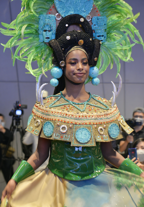  Destiny Evelyn Wagner xinh đẹp trong trang phục dân tộc xuất hiện tại TPHCM