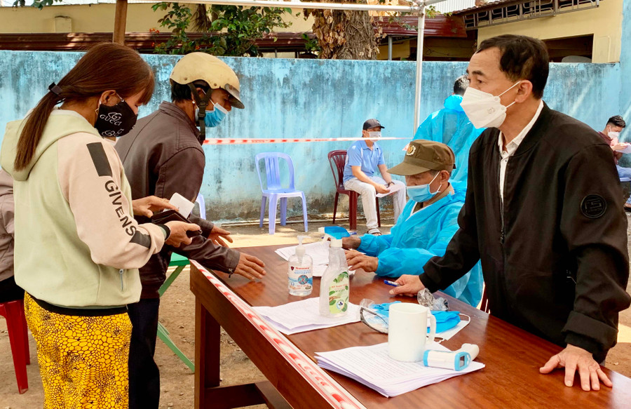 Người dân khai báo y tế trước khi vào khu vực tiêm vắc xin phòng Covid-19 tại điểm tiêm phường Hội Thương, TP. Pleiku. Ảnh: Như Nguyện