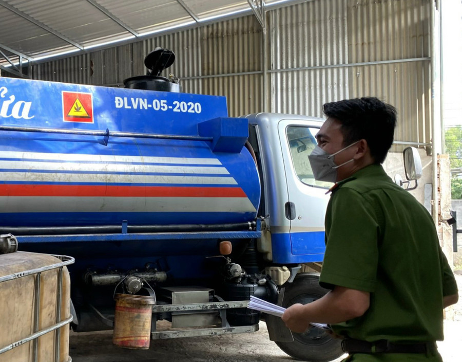 Công an kiểm tra cơ sở của bà Vũ Thị Mai. Ảnh: Công an cung cấp