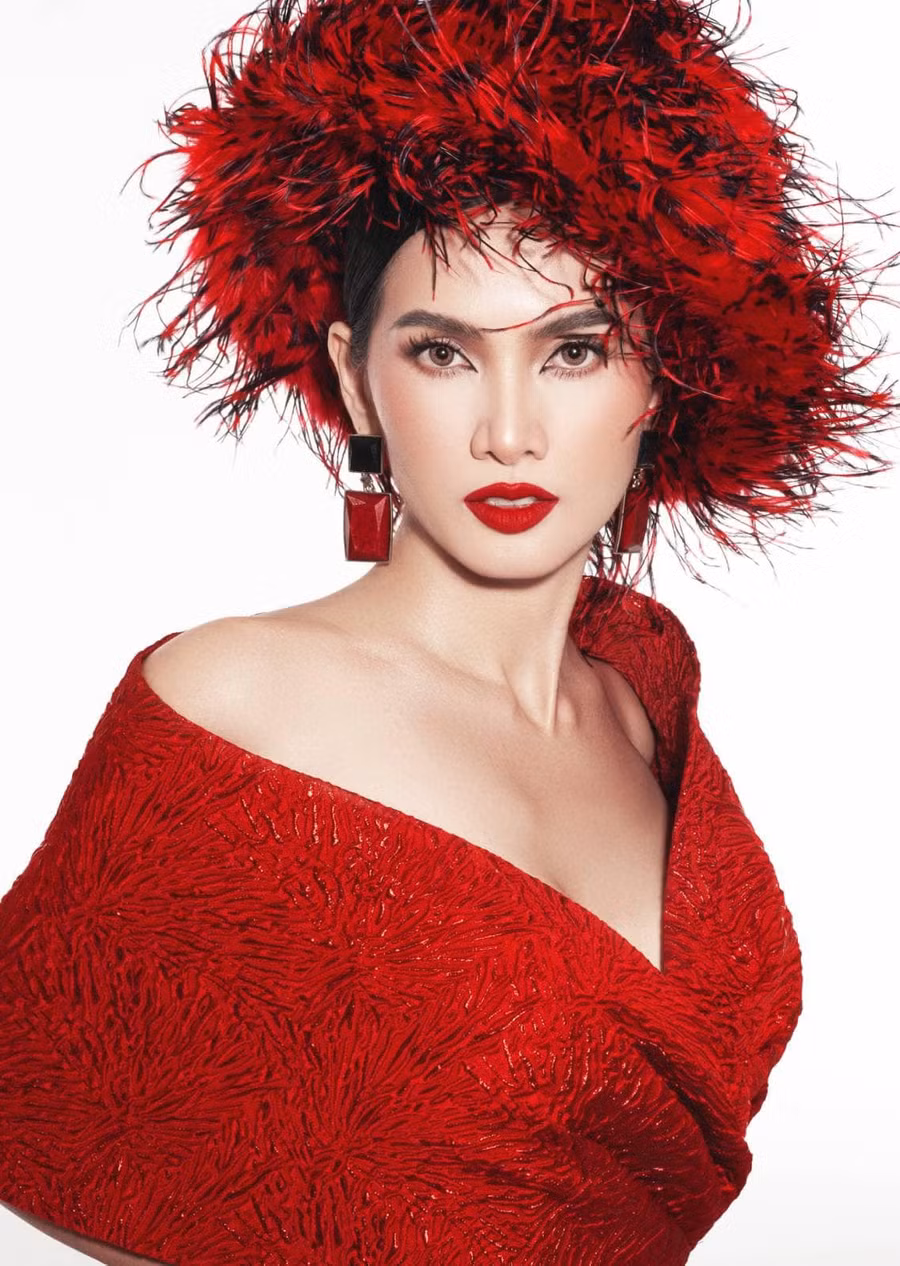 Anh Thư nói đây là bộ ảnh mà cô cảm thấy rất hào hứng khi thực hiện. “Tôi như thấy ở trong đó một sự hoài niệm về thập niên mình làm nghề. Từng shoot hình là những cảm xúc rất riêng của tôi với thời trang”, cô chia sẻ. Ảnh: Milor Trần