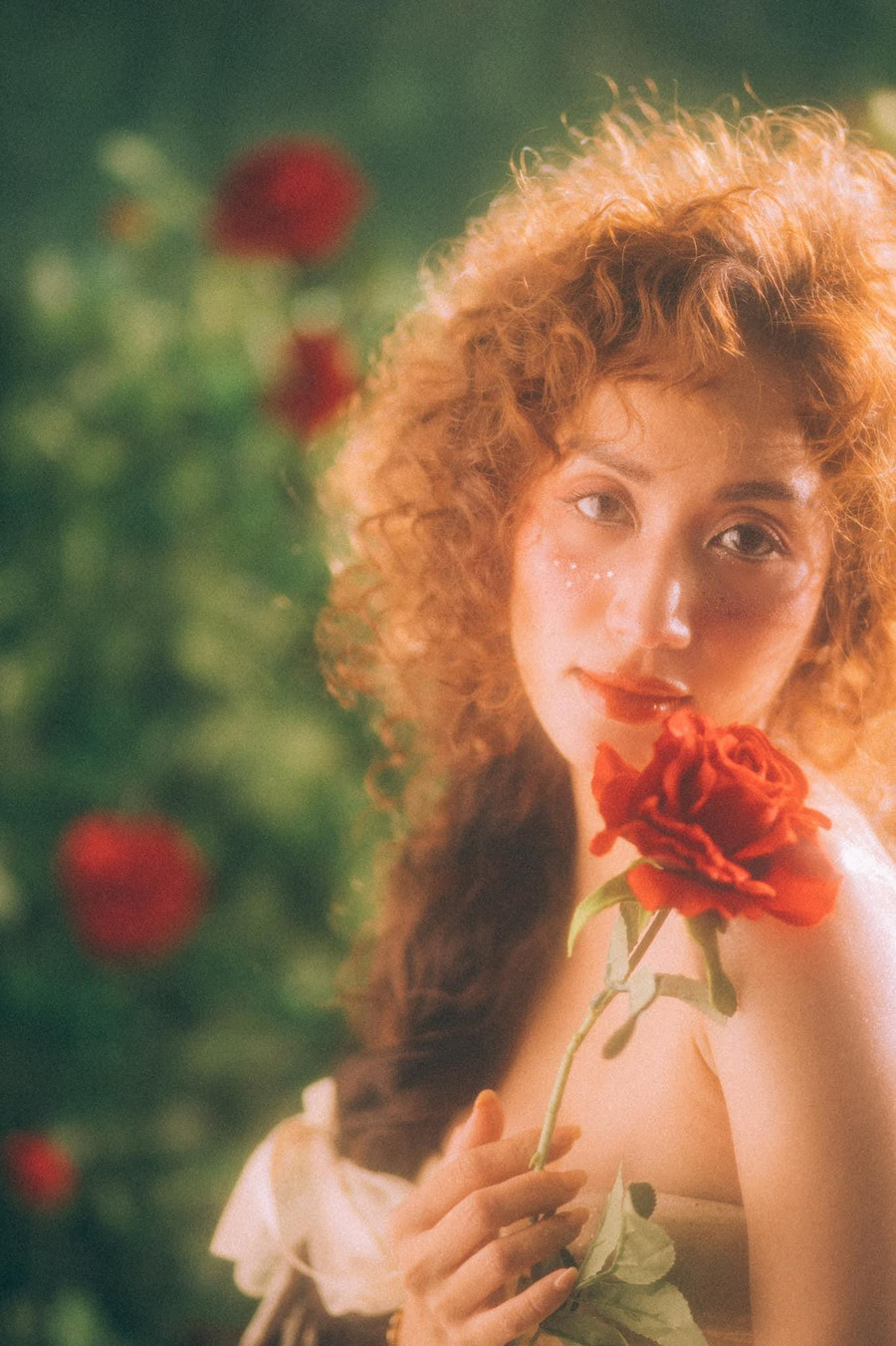 Trang phục, kiểu tóc, cách trang điểm và tạo dáng của kiện tướng dancesport gợi nhắc đến những thiếu nữ quý tộc Châu Âu thời xưa.