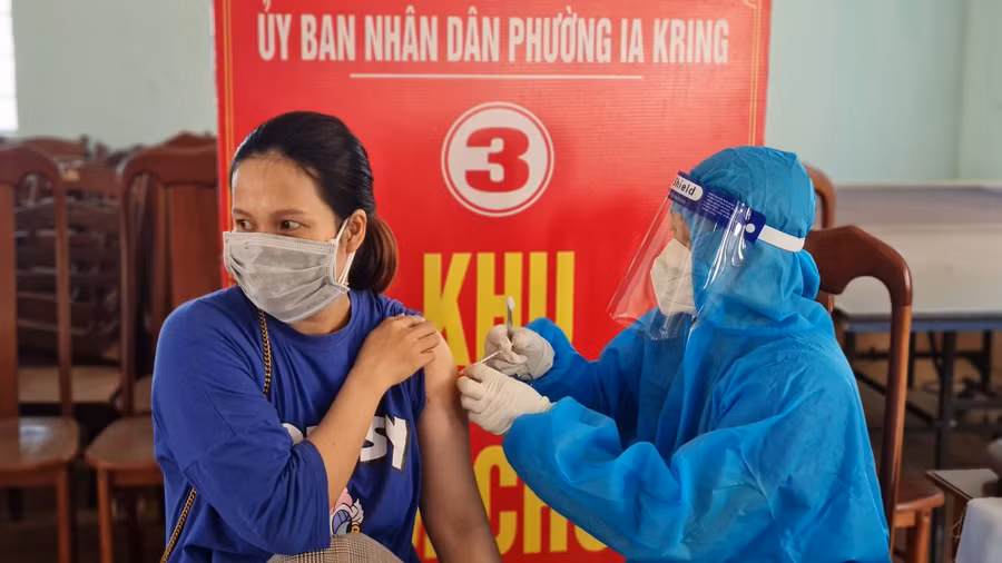 Tiêm vắc xin phòng Covid-19 cho người dân tại điểm tiêm phường IaKring (TP. Pleiku). Ảnh: Bá Bính