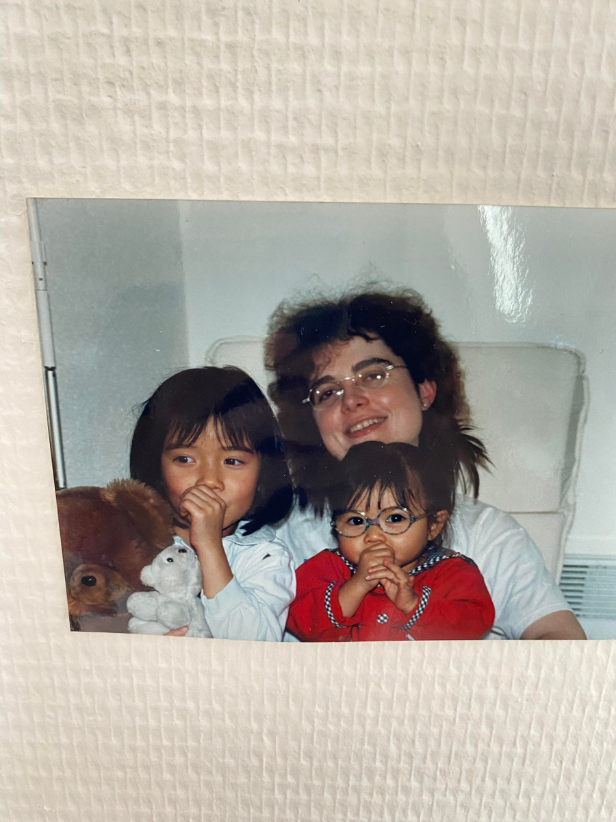  Solène Martel (phải) cùng người chị cũng gốc Việt với mẹ nuôi của mình. Ảnh: NVCC