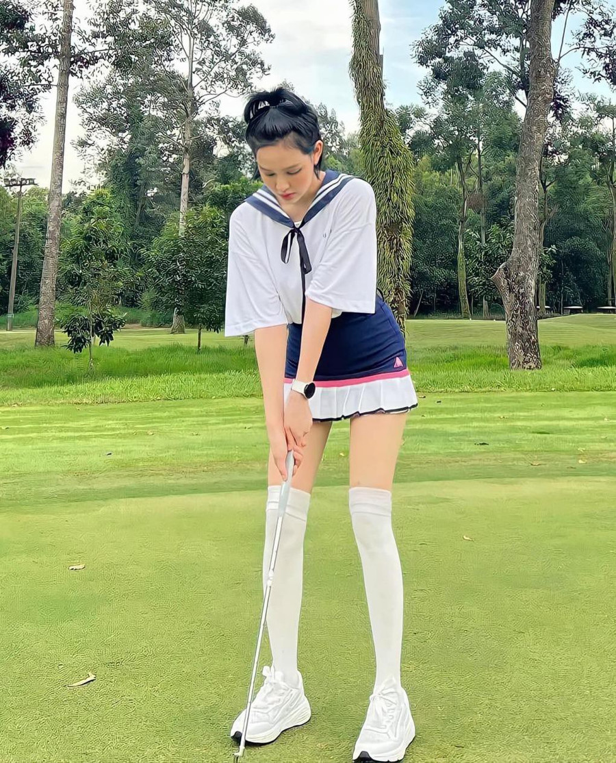 Sân golf biến thành “sàn diễn thời trang” của nữ ca sĩ trẻ. Sân golf biến thành “sàn diễn thời trang” của nữ ca sĩ trẻ.