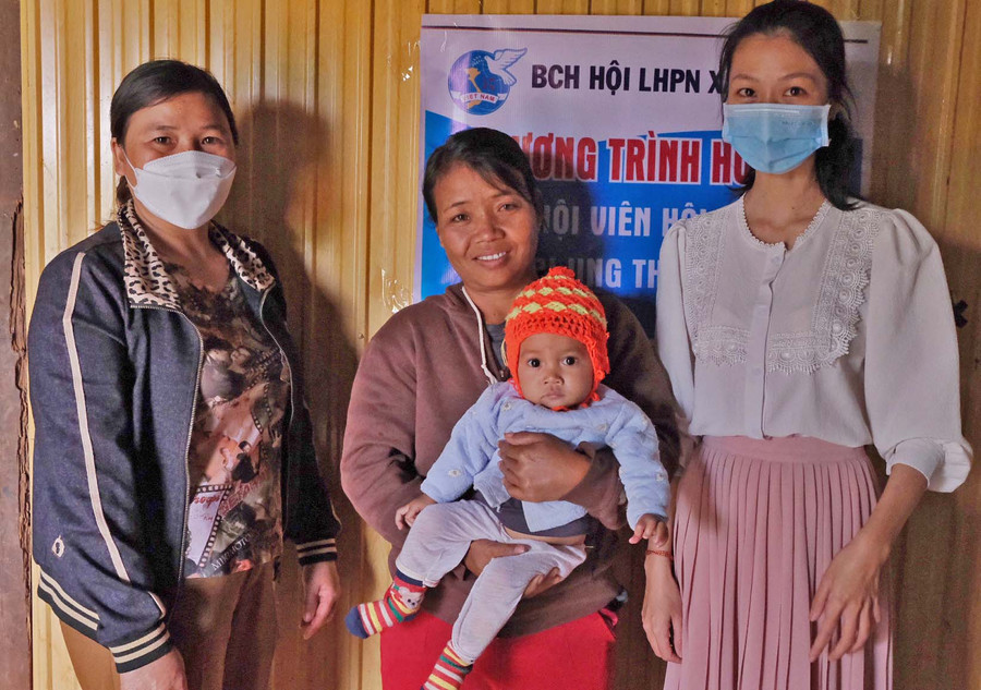Bé Liêng được Hội LHPN xã Ia Rong (huyện Chư Pưh) nhận làm “mẹ đỡ đầu” đến năm 18 tuổi. Ảnh: Minh Châu Bé Liêng được Hội LHPN xã Ia Rong (huyện Chư Pưh) nhận làm “mẹ đỡ đầu” đến năm 18 tuổi. Ảnh: Minh Châu