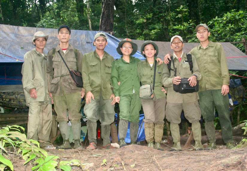 Tác giả (ở giữa) trong chuyến tác nghiệp cùng nhóm nghiên cứu voọc chà vá chân xám tại Vườn Quốc gia Kon Ka Kinh. Ảnh: Lam Nguyên Biết ơn nghề cho tôi được chạm vào cuộc sống (GLO)- 20 năm trước, khi vừa tốt nghiệp đại học, tôi về nộp đơn xin việc ở Báo Gia Lai. Đi đâu rồi cũng muốn quay về và như một cơ duyên mà tôi gắn bó với Báo Gia Lai từ đó đến nay. Ngoái nhìn chặng đường đã qua, cảm xúc lớn nhất mà tôi nhận về chính là lòng biết ơn. Biết ơn nghề báo đã cho tôi được chạm vào cuộc sống một cách nhiều nhất có thể, để ngày mỗi ngày thêm trưởng thành. Ngày đầu tiên về Báo Gia Lai nhận việc, tôi được phân công ngồi đọc báo suốt 2 tuần để nắm bắt thời sự địa phương và cái gu của báo để tiếp cận với công việc. Rồi qua sự hướng dẫn tận tình của những đồng nghiệp đi trước, tôi mới dần hiểu rõ thêm về vị trí địa lý, tình hình kinh tế-xã hội các địa phương trong tỉnh. Cả một chân trời mới mẻ về quê hương mình bất ngờ mở ra mà nếu không đến với nghề báo hoặc quyết định bám trụ ở TP. Hồ Chí Minh thì tôi đã có rất ít cơ hội được biết đến. Tuổi trẻ có ngại gì những cung đường xa xôi? Tôi vẫn nhớ những ngày bạt gió rong ruổi xe máy cả trăm cây số về các huyện phía Đông tỉnh, dã quỳ ràn rạt hai bên đường và nắng vàng óng ánh. Thả mình vào thực tế rộng lớn, tôi khám phá ra rằng xứ sở cao nguyên này không chỉ đẹp bởi thiên nhiên khoáng đạt mà còn giàu bản sắc văn hóa 44 dân tộc anh em tụ họp, đông đảo nhất là cộng đồng Bahnar và Jrai. Hăm hở xuống làng, tôi ngỡ ngàng trước những mái nhà rông vời vợi, những ngôi nhà sàn ấm hơi bếp lửa, gặp gỡ các nghệ nhân kể khan, dệt thổ cẩm, đan gùi… ăn chén cơm lỡ bữa ngon nhất trong đời với cà đắng giã muối ớt, uống cang rượu ghè thơm nồng mùa tang amang (Mừng lúa mới) hay cùng hòa chung vòng xoang… Nhưng không chỉ tuyền vẻ mơ màng, cuộc sống cũng phơi bày sự khắc nghiệt đến trần trụi. Tôi đã hiểu ra điều ấy khi gặp một cậu bé chăn bò bị quả mìn sót lại sau chiến tranh tước đi một phần thân thể; một cô bé nghèo khó, bệnh tật mơ ngày được cắp sách đến trường; những đứa trẻ bị cha mẹ bỏ rơi khi còn đỏ hỏn; thân phận buồn như một chiều cuối ngày của những nữ thanh niên xung phong làm mẹ đơn thân hoặc không chồng không con... Cũng chợt nhận ra mình không thể quay đi trước một ngôi làng truyền thống đẹp như tranh vẽ bị chìm lấp vào cỏ cây hoang vắng; vài nghệ nhân ra đi trong lặng lẽ khi chưa kịp truyền hết vốn liếng văn hóa cho lớp con cháu; những hủ tục khiến bao gia đình lao đao; một số buôn làng “trắng” cồng chiêng... Chúng là sự phản tỉnh về những giá trị văn hóa Tây Nguyên đang chịu sự tác động của nhịp sống hiện đại. Tất cả giúp tôi dần nhận rõ những chiều kích khác nhau của đời sống, từ đó trưởng thành hơn trong suy nghĩ, cảm xúc và lối viết. Được sự tin tưởng, tạo điều kiện của lãnh đạo cơ quan, biên độ làm nghề của tôi dần được mở rộng với những chuyến lên rừng, xuống biển: từ những ngày lặn lội trong rừng Kon Ka Kinh theo dấu voọc chà vá chân xám đến chuyến lênh đênh cả tháng trời trên sóng nước Trường Sa; tham gia phản ánh những hoạt động văn hóa lớn như Festival hoa Đà Lạt, Festival Huế, các sự kiện chính trị-xã hội nổi bật… Với những cơ hội quý giá ấy, bỏ lại đằng sau “tư duy báo tỉnh” được nhắc đến đâu đó, chúng tôi biết rằng mình đủ sức cạnh tranh sòng phẳng với đồng nghiệp trong cả nước. Nghề báo cũng đặt ra nhiều trăn trở để chọn một hướng đi phù hợp. Đã có những đồng nghiệp dũng cảm, chấp nhận mạo hiểm khi chọn theo đuổi con đường đấu tranh với tiêu cực. Nhưng nhiều năm tháng làm nghề còn giúp tôi nhận ra sự thiết yếu của tuyến bài phản ánh vẻ đẹp con người, vùng đất cùng sự đi lên và đổi thay hoặc đơn giản là sự tử tế, lòng nhân ái hay những câu chuyện truyền cảm hứng sống mạnh mẽ. Không thể không kể đến những cực đoan, thiếu sót mà bản thân đã mắc phải trong nghề. Đó là “học phí” phải trả cho sự trưởng thành nhưng may sao tôi luôn được đồng nghiệp thương mến, cảm thông và hỗ trợ tận tình. Trong hành trình bắt buộc phải làm mới mình liên tục và sáng tạo không ngừng nhằm góp phần nâng cao chất lượng tờ báo, phục vụ bạn đọc, mỗi người viết chúng tôi luôn tự nhủ phải đọc và học nhiều hơn nữa. Thực tế luôn có “những con ếch già nua xem miệng giếng là cả một bầu trời”. Chúng tôi không muốn tự giới hạn bầu trời của mình theo cách đó. Phải là cánh chim tự do, bản lĩnh thì mới biết bầu trời kia cao rộng đến nhường nào. Cảm ơn nghề báo đã làm nên tôi của ngày hôm nay với đầy đủ những trải nghiệm cần có để lớn lên, để góp sức dù là nhỏ bé từ ngòi bút của mình. Nhìn lại mọi thứ, tôi luôn thấy mình may mắn khi được là một phần, được đồng hành trong hành trình 75 năm hình thành và đi tới của một cơ quan báo Đảng luôn hướng đến mục tiêu “cách mạng, chuyên nghiệp, nhân văn”. PHƯƠNG DUYÊN Tác giả (ở giữa) trong chuyến tác nghiệp cùng nhóm nghiên cứu voọc chà vá chân xám tại Vườn Quốc gia Kon Ka Kinh. Ảnh: Lam Nguyên