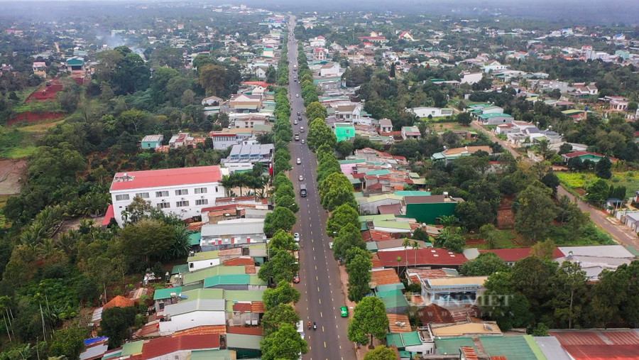 Đường cao tốc Khánh Hòa - Buôn Ma Thuột có tổng chiều dài hơn 117,5km. Công trình được kỳ vọng sẽ thúc đẩy việc kết nối giao thương giữa thủ phủ Tây Nguyên với thành phố biển Nha Trang, góp phần phát triển kinh tế xã hội. Ảnh: N.G