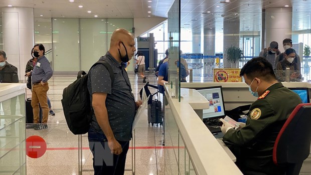 Khách quốc tế làm thủ tục nhập cảnh vào Việt Nam tại cảng HKQT Nội Bài trong ngày đầu mở cửa đón khách quốc tế. (Ảnh: TTXVN) Khách quốc tế làm thủ tục nhập cảnh vào Việt Nam tại cảng HKQT Nội Bài trong ngày đầu mở cửa đón khách quốc tế. (Ảnh: TTXVN)