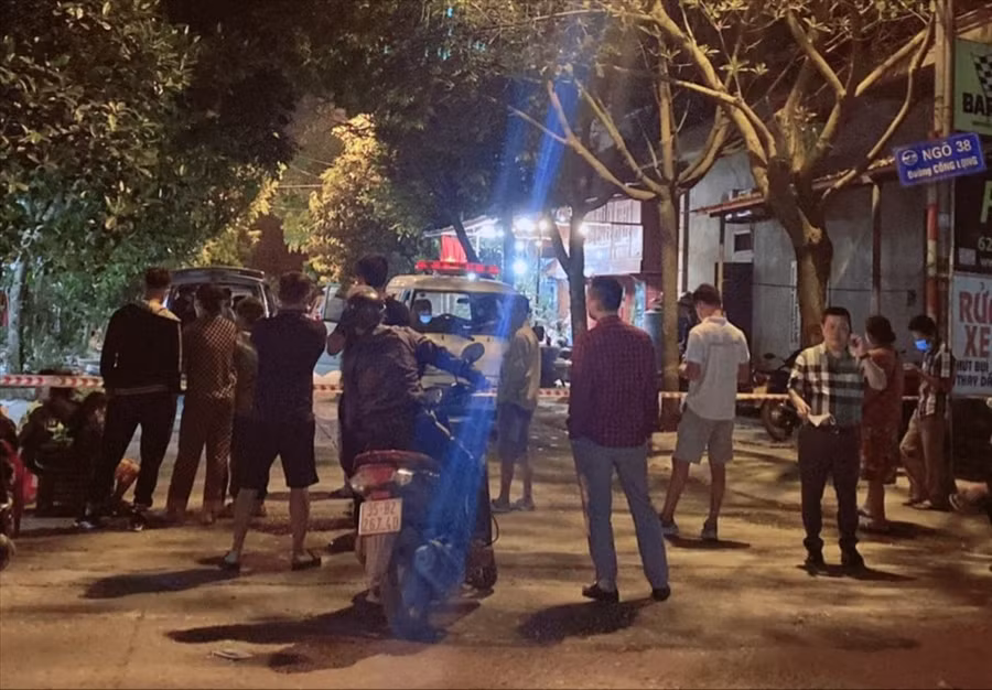 Thi thể nạn nhân được phát hiện tại tầng 2 của một ngôi nhà tại phường Nam Bình, thành phố Ninh Bình. Ảnh: NT