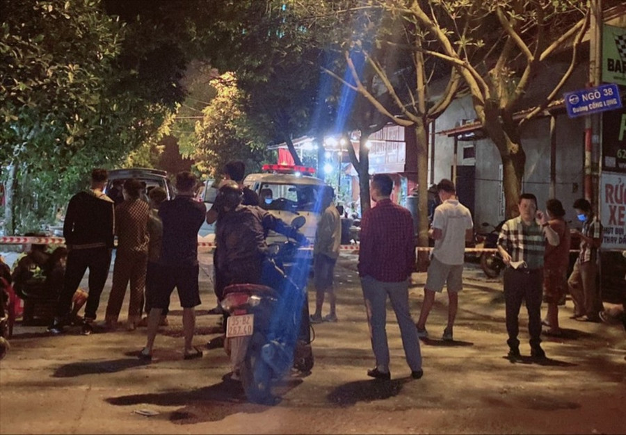 Thi thể nạn nhân được phát hiện tại tầng 2 của một ngôi nhà tại phường Nam Bình, thành phố Ninh Bình. Ảnh: NT